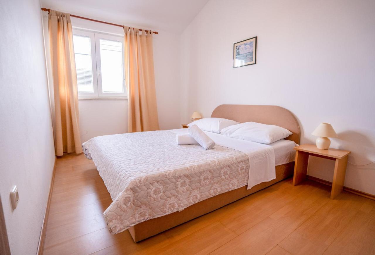 Apartments Valentin Привлака Екстер'єр фото