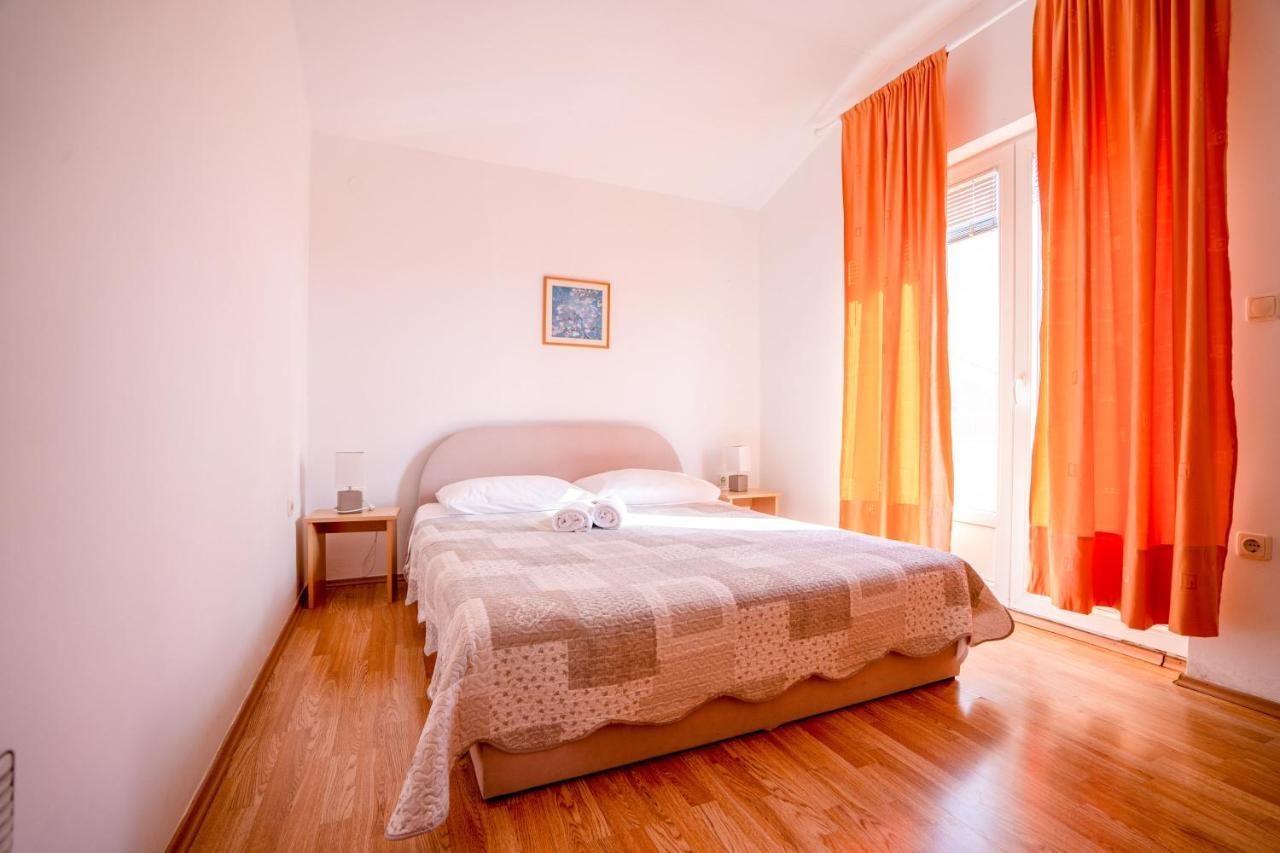 Apartments Valentin Привлака Екстер'єр фото