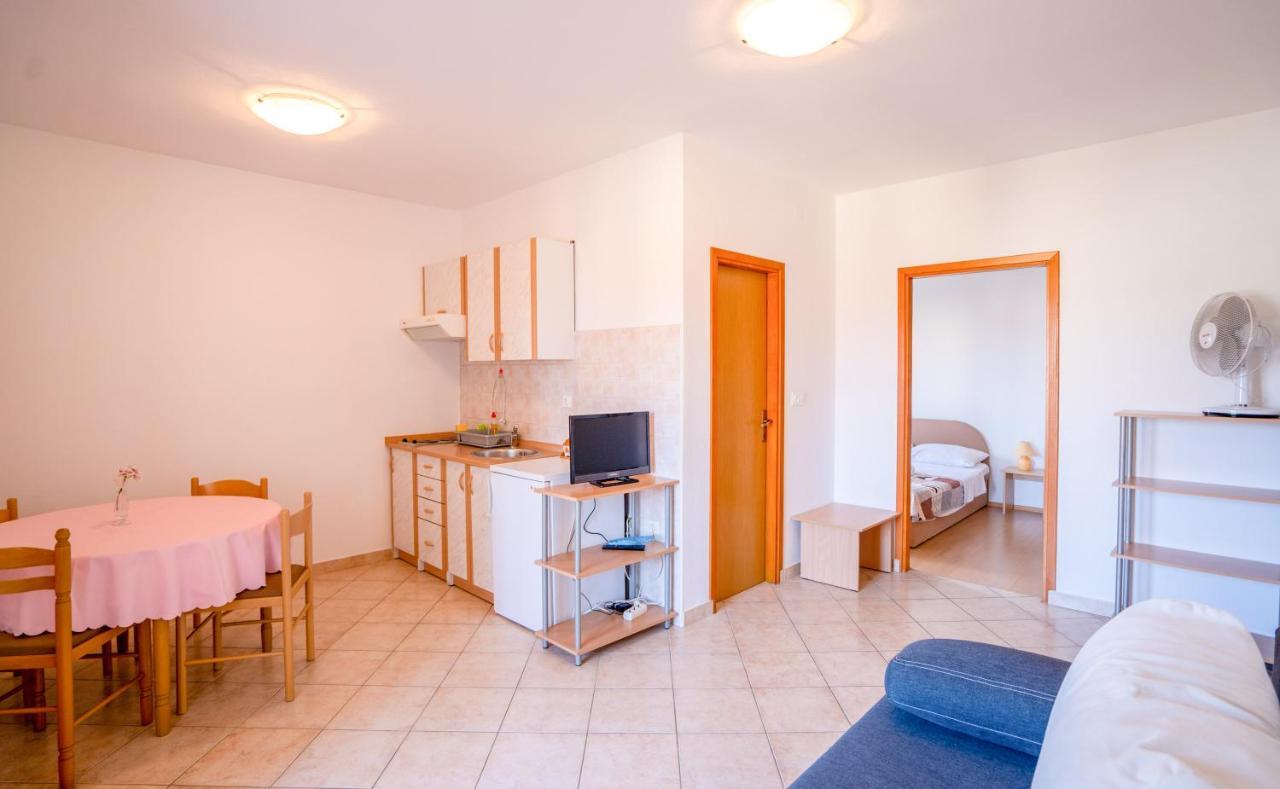 Apartments Valentin Привлака Екстер'єр фото
